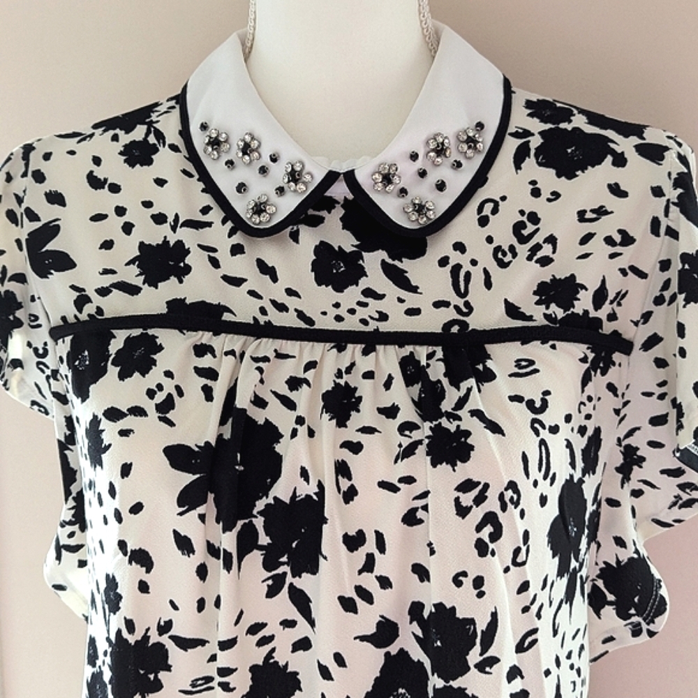 Black & white floral print blouse flowy Peter Pan collar rhinestone fun small - Picture 6 of 14